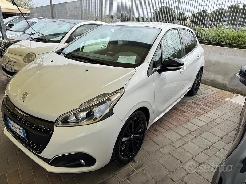 Usata Peugeot 208 Allure 82 CV (60 kW) 2019 Bianco Utilitaria