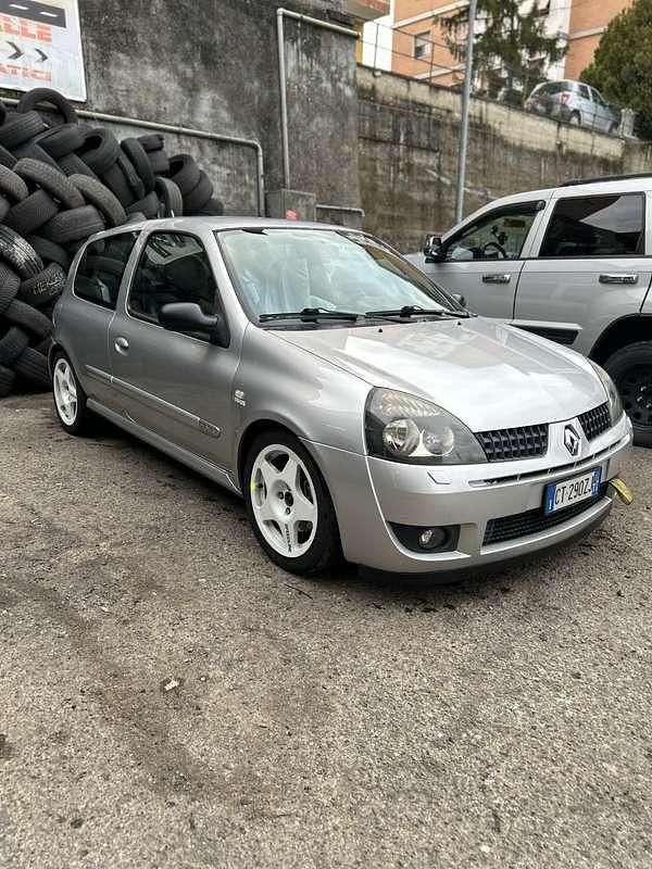 Käytetty Renault Clio II 179 HP (131 kW) 2005 Harmaa Sedan