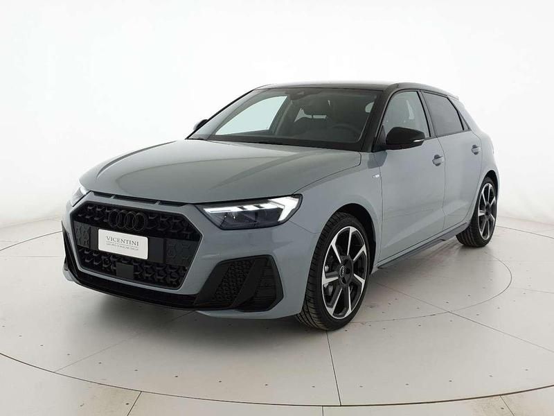 Nuova Audi A1 Sportback 116 CV (85 kW) 2025 Grigio freccia perla nero mito Utilitaria