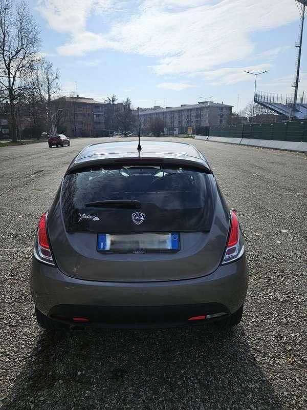 Usata Lancia Ypsilon 69 CV (50 kW) 2015 Grigio Utilitaria
