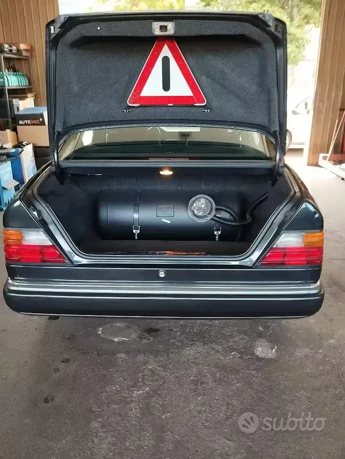 Usata Mercedes 200 122 CV (89 kW) 1991 Grigio Berlina