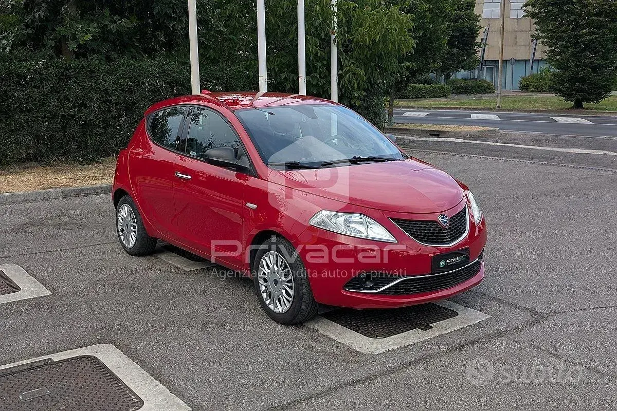Usata Lancia Ypsilon Silver 69 CV (50 kW) 2017 Rosso Utilitaria