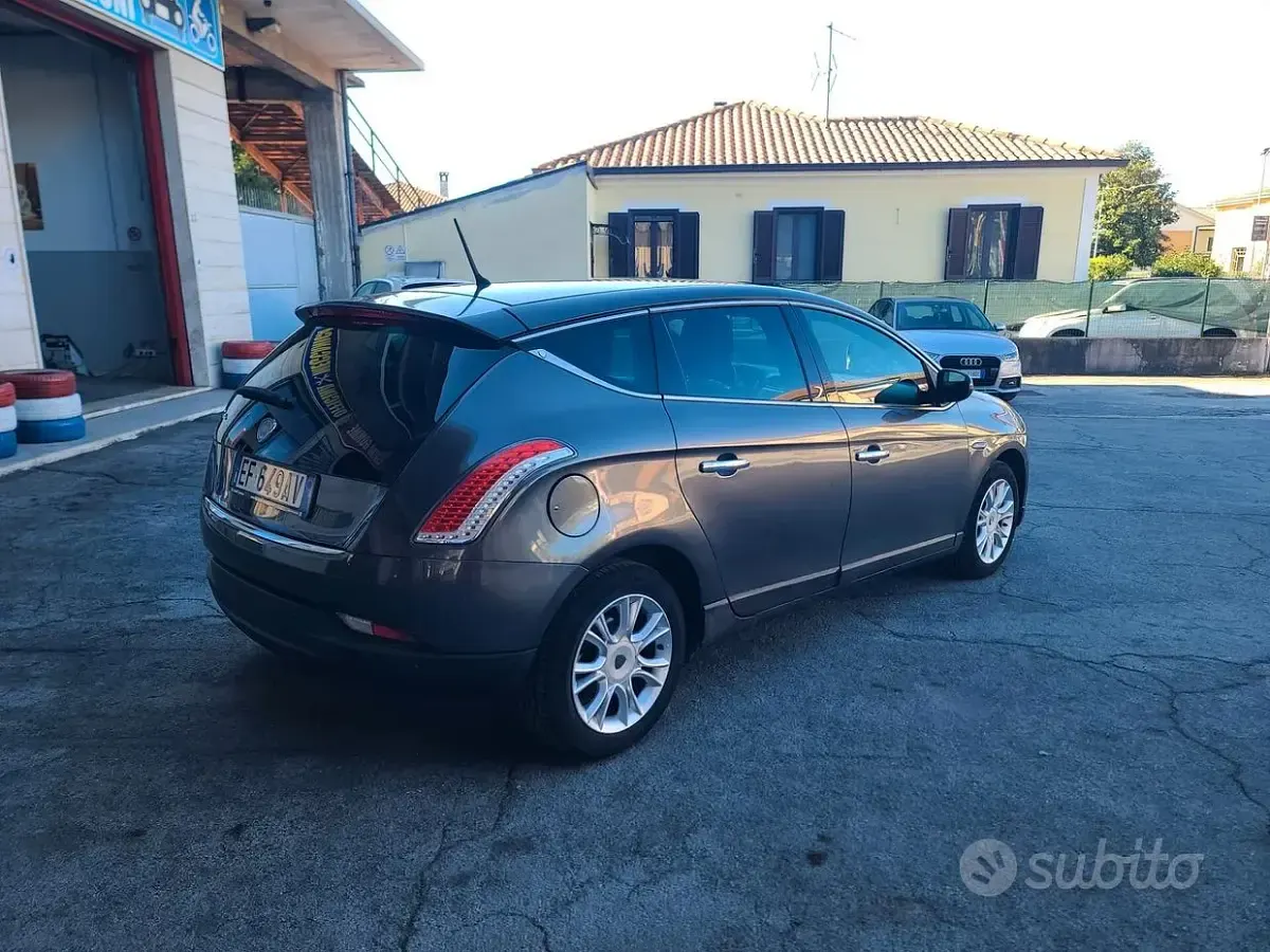 Usata Lancia Delta 120 CV (88 kW) 2011 Grigio Utilitaria