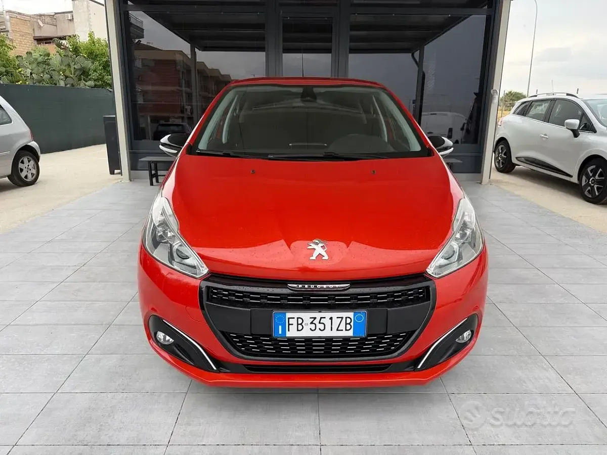 Usata Peugeot 208 Allure 75 CV (55 kW) 2015 Arancione Utilitaria