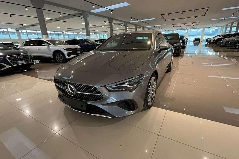 Grigio Usata 2024 Mercedes CLA180 Berlina | 31.990 € (Ottimo prezzo) - Immagine 1/4