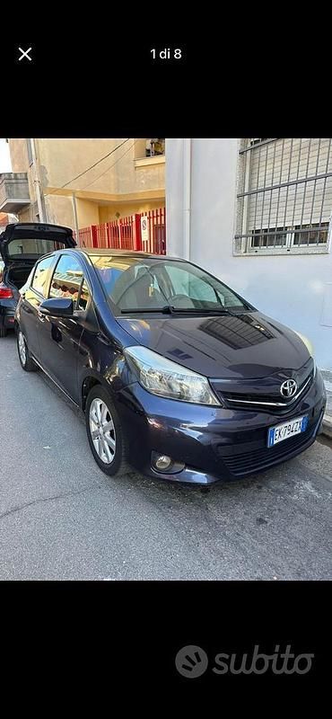 Usata Toyota Yaris 68 CV (50 kW) 2012 Blu Utilitaria