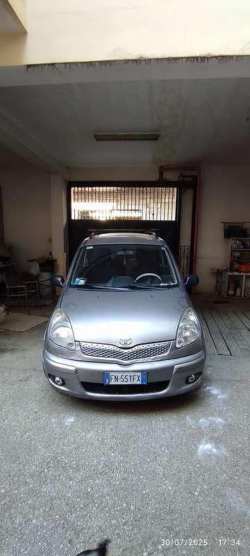 Usata Toyota Yaris Verso Sol 86 CV (63 kW) 2003 Argento Monovolume