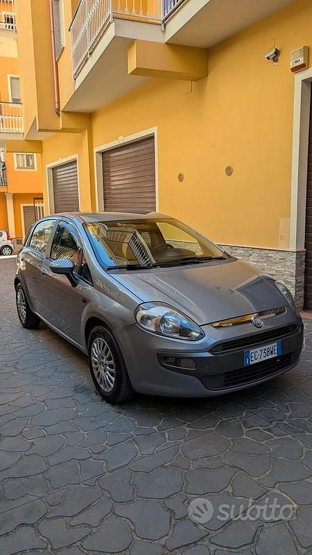 Grigio Usata 2010 Fiat Punto Evo Due volumi | 3800 € (Buon prezzo) - Immagine 1/4