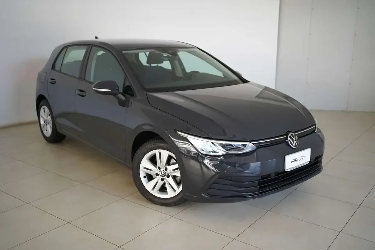 Usata VW Golf VIII Life 110 CV (80 kW) 2021 Grigio Berlina