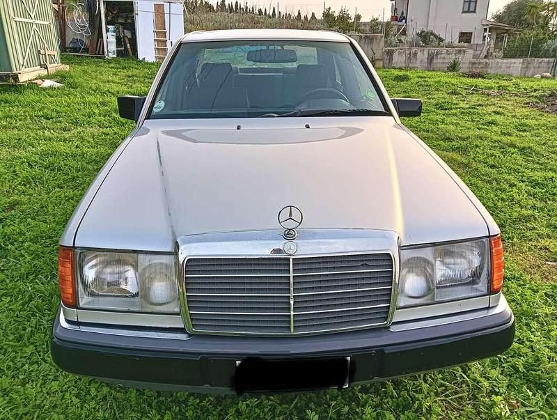 Usata Mercedes E200 136 CV (100 kW) 1993 Argento Berlina