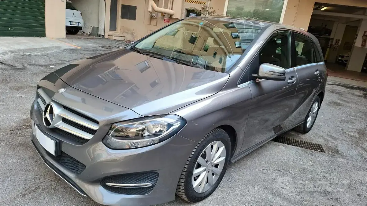 Usata Mercedes B180 Premium 109 CV (80 kW) 2017 Grigio Utilitaria