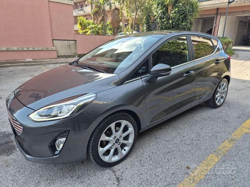 Usata Ford Fiesta Vignale 85 CV (62 kW) 2018 Grigio Berlina