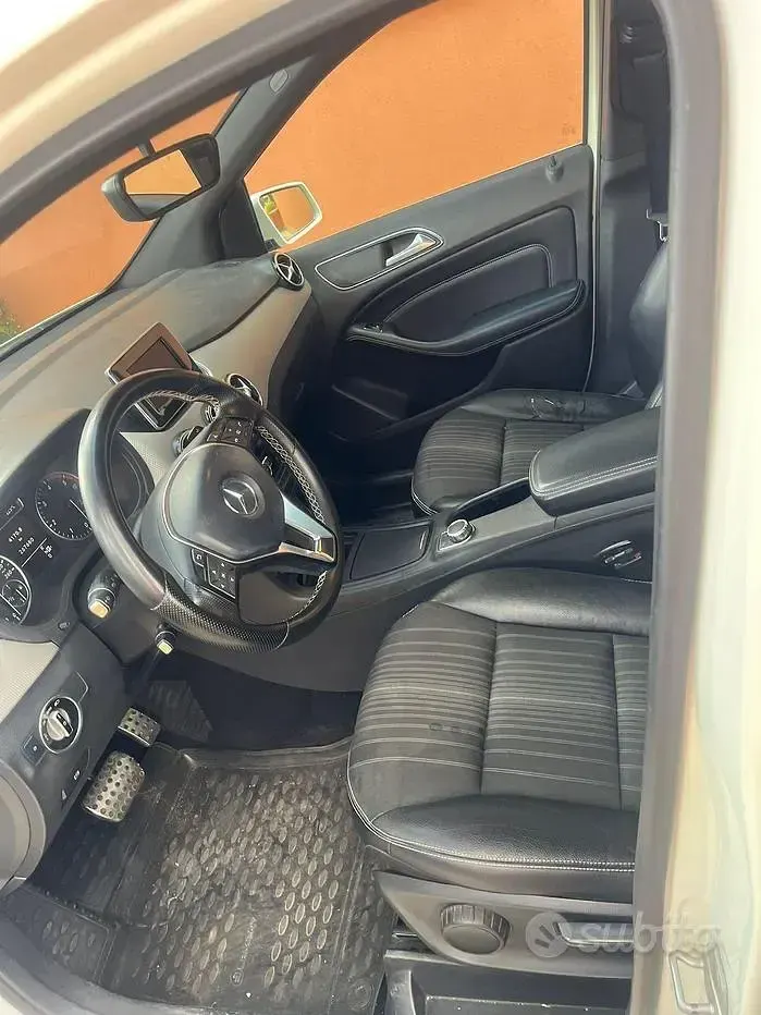 Käytetty Mercedes B200 136 HP (100 kW) 2012 Valkoinen Tila-auto