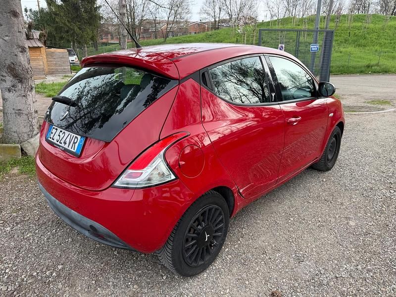 Usata Lancia Ypsilon Platinum 69 CV (50 kW) 2015 Rosso Utilitaria