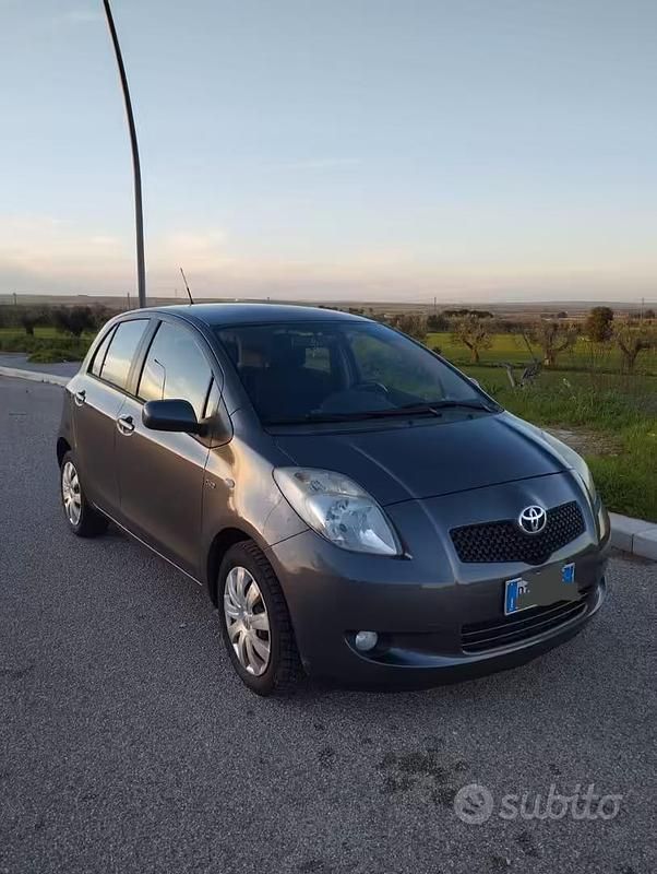 Usata Toyota Yaris 90 CV (66 kW) 2008 Grigio Utilitaria