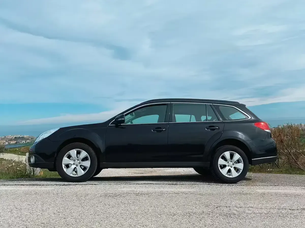 Usata Subaru Outback 150 CV (110 kW) 2011 Nero Station wagon