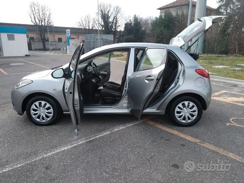 Usata Mazda 2 75 CV (55 kW) 2010 Grigio Utilitaria