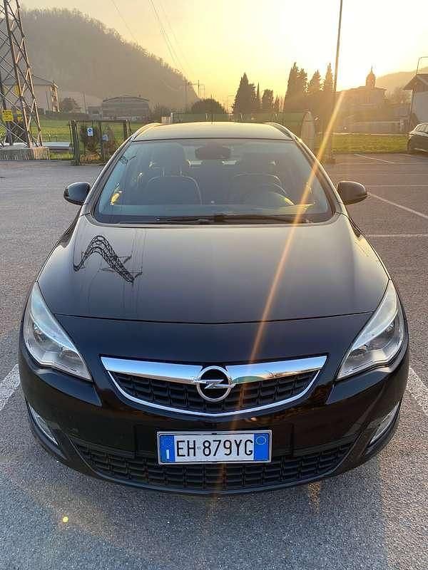 Usata Opel Astra Cosmo 125 CV (91 kW) 2011 Nero Station wagon