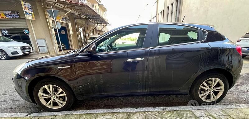 Nero Usata 2013 Alfa Romeo Giulietta Distinctive Tre volumi | 7480 € (Buon prezzo) - Immagine 1/4