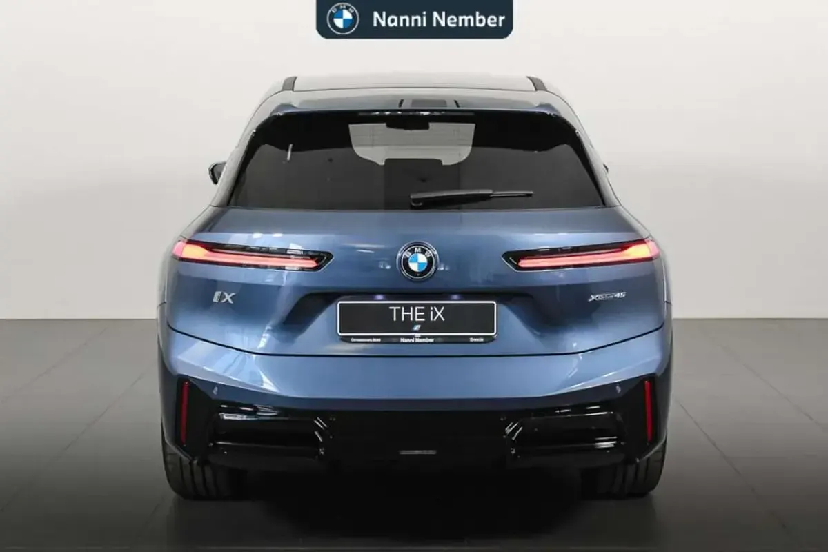 Usata BMW iX M Sport 300 kW (408 CV) 2025 Arctic race blue metallic SUV