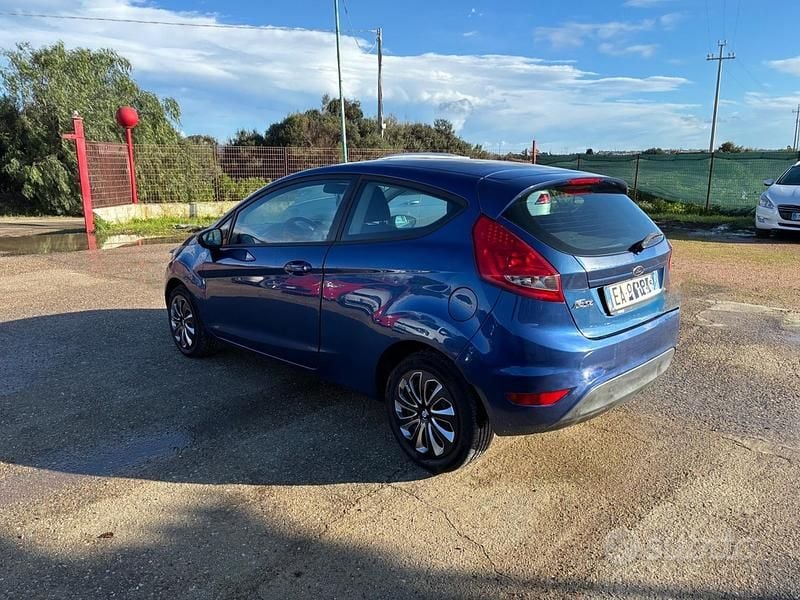 Usata Ford Fiesta Titanium 68 CV (50 kW) 2010 Blu Berlina