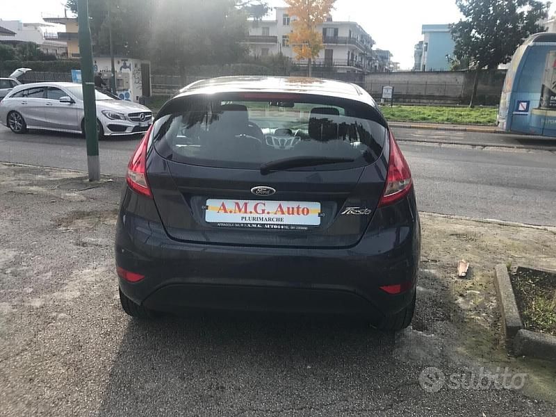 Usata Ford Fiesta Titanium 70 CV (51 kW) 2011 Grigio Utilitaria