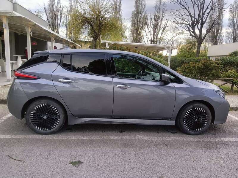 Grigio Usata 2023 Nissan Leaf N-Connecta Due volumi | 19.500 € (Molto cara) - Immagine 1/4