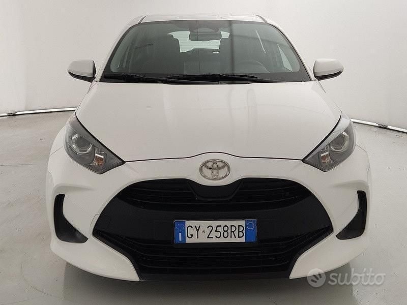Usata Toyota Yaris Hybrid Active 92 CV (67 kW) 2025 Bianco Berlina