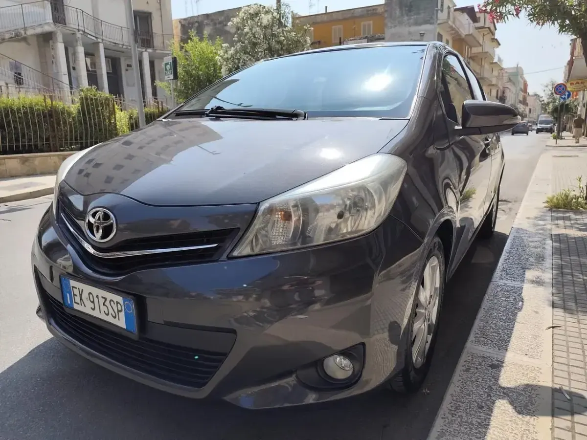 Usata Toyota Yaris 90 CV (66 kW) 2011 Grigio Utilitaria