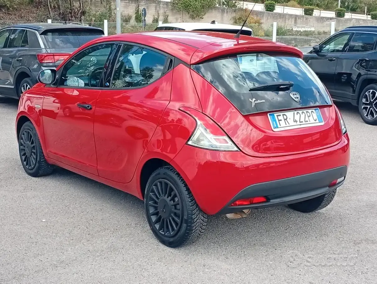 Usata Lancia Ypsilon Gold 69 CV (50 kW) 2018 Rosso Utilitaria