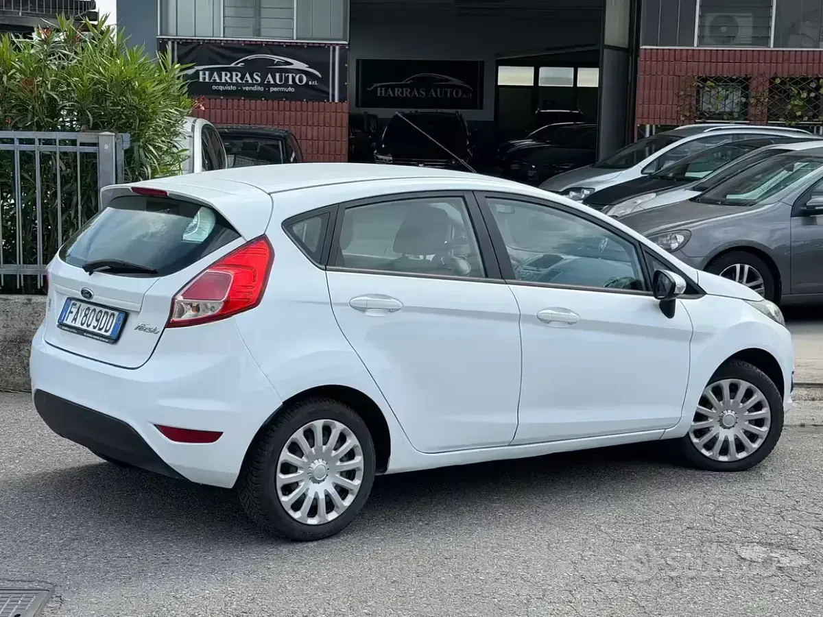 Usata Ford Fiesta 60 CV (44 kW) 2015 Bianco Utilitaria