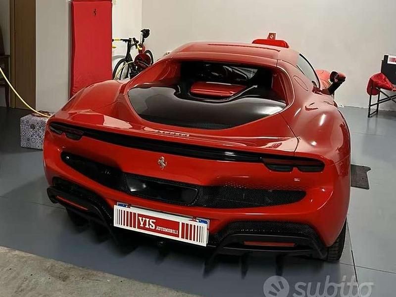Usata Ferrari 296 829 CV (609 kW) 2024 Rosso corsa Coupé