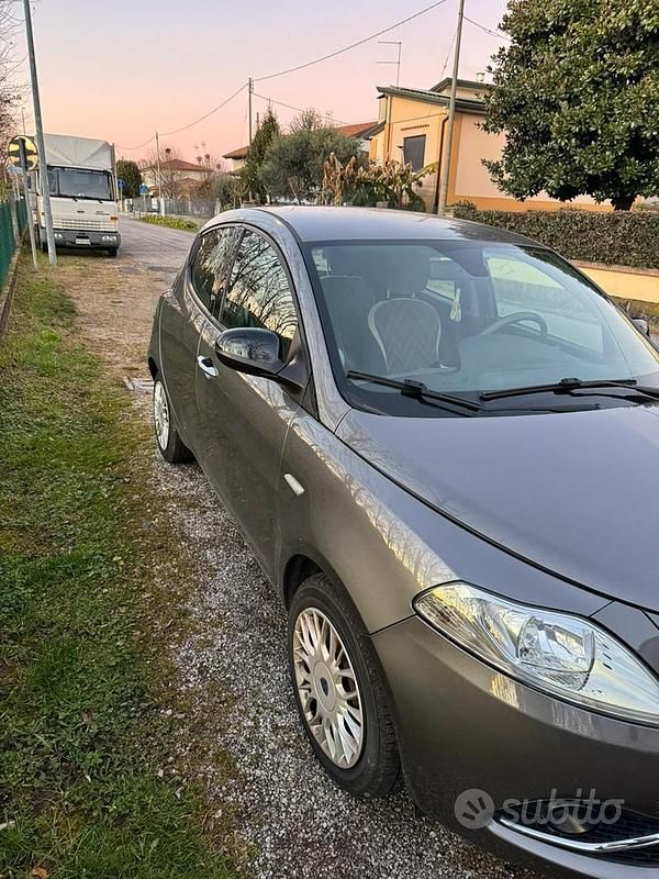 Usata Lancia Ypsilon Gold 95 CV (69 kW) 2016 Grigio Utilitaria