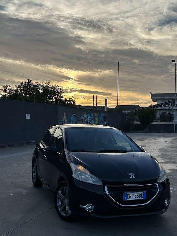 Usata 2013 Peugeot 208 Business-Line Due volumi | 4500 € (Ottimo prezzo) - Immagine 1/4