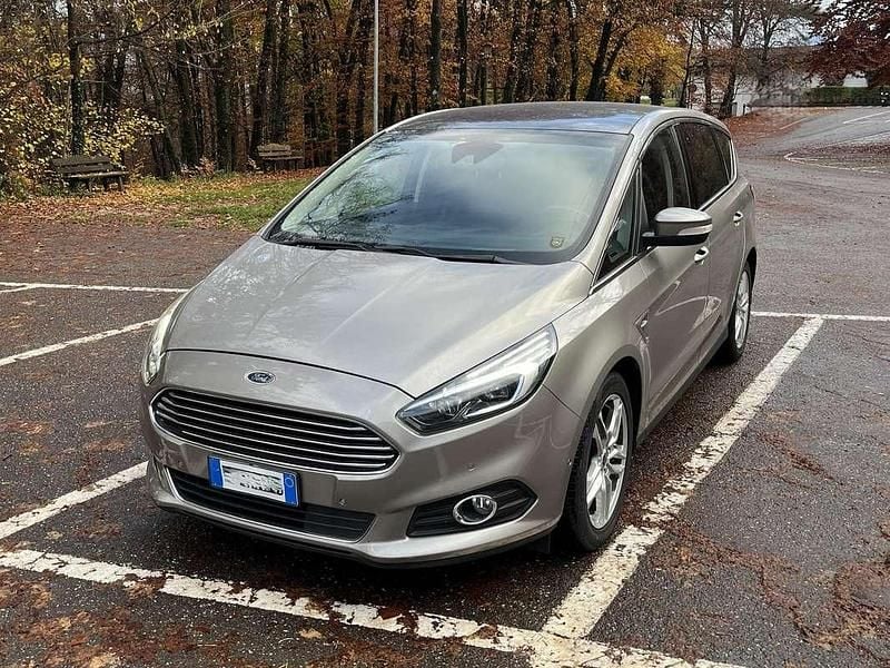 Usata Ford S-MAX Titanium 179 CV (131 kW) 2015 Grigio Monovolume