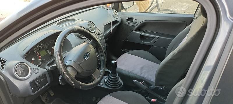 Usata Ford Fiesta 68 CV (50 kW) 2002 Blu Berlina