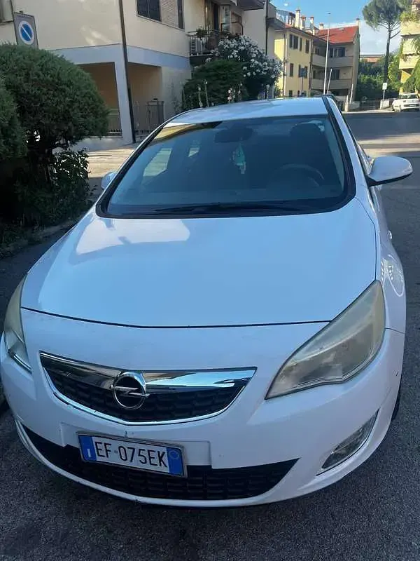 Usata Opel Astra Cosmo 110 CV (80 kW) 2010 Bianco Berlina