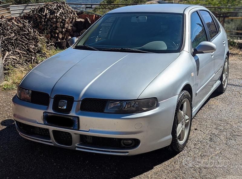 Usata Seat Leon Sport 130 CV (95 kW) 2005 Grigio Utilitaria