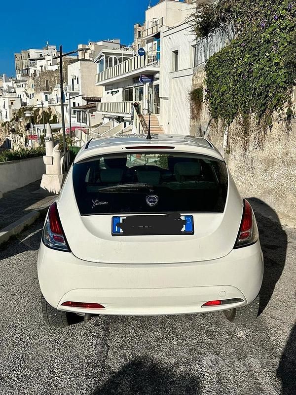 Usata Lancia Ypsilon Silver 95 CV (69 kW) 2016 Bianco Utilitaria