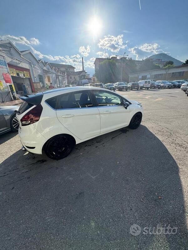 Usata Ford Fiesta 75 CV (55 kW) 2014 Bianco Utilitaria