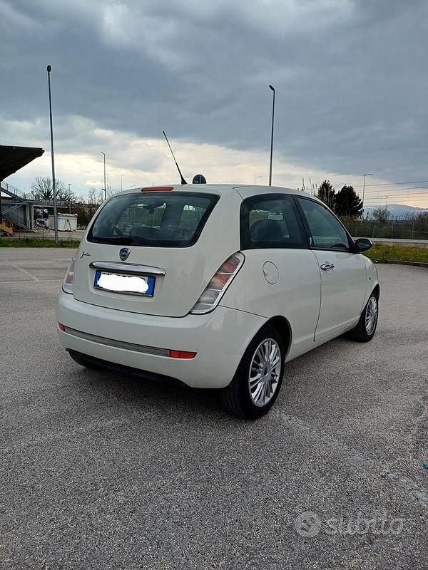 Usata Lancia Ypsilon Gold 60 CV (44 kW) 2008 Bianco Utilitaria