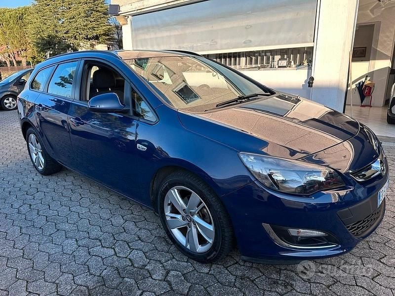 Usata Opel Astra Cosmo 140 CV (102 kW) 2013 Blu Station wagon
