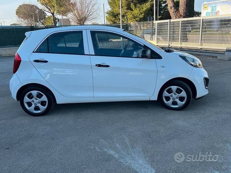 Usata Kia Picanto Style 69 CV (50 kW) 2012 Bianco Utilitaria