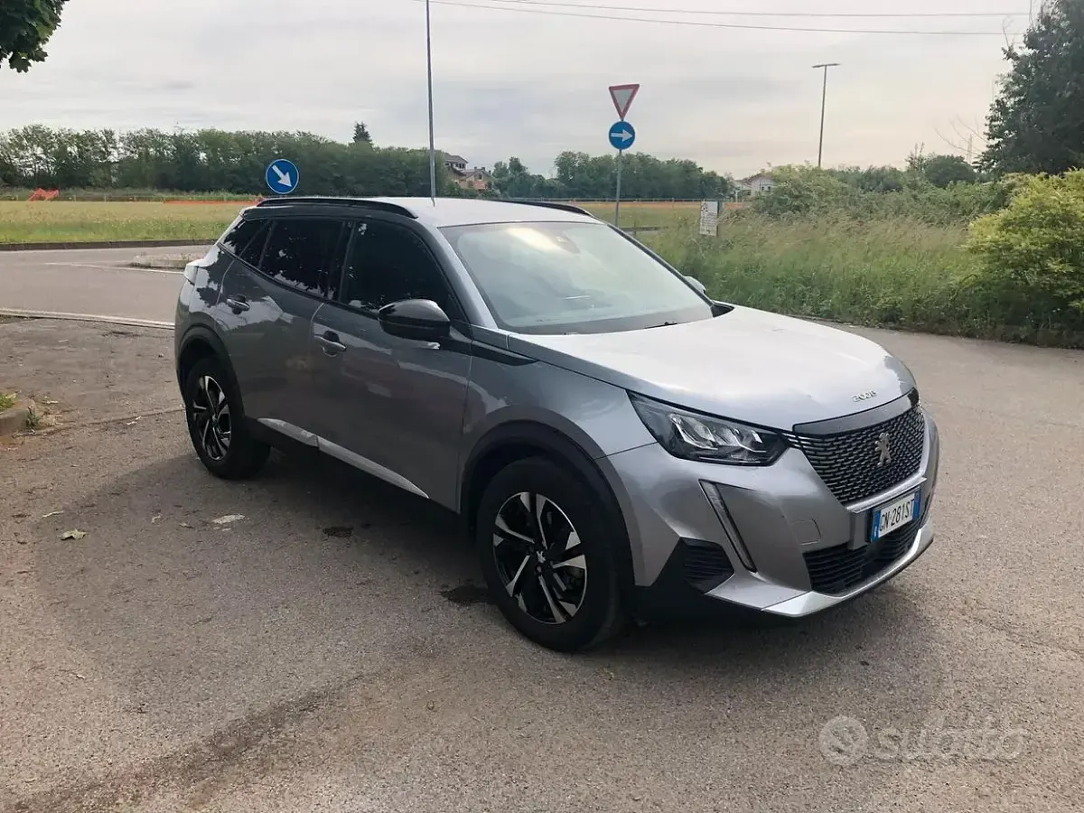 Usata Peugeot 2008 Allure 131 CV (96 kW) 2023 Grigio SUV