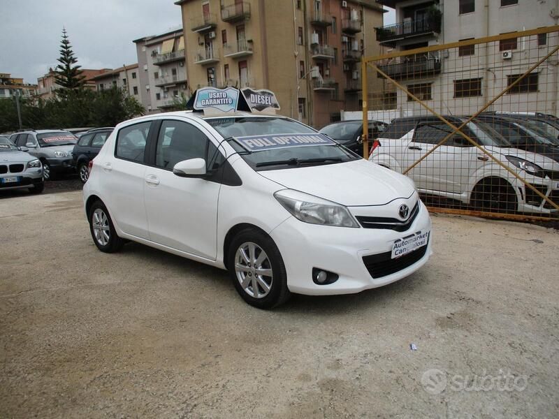 Usata Toyota Yaris Lounge 90 CV (66 kW) 2012 Bianco Berlina