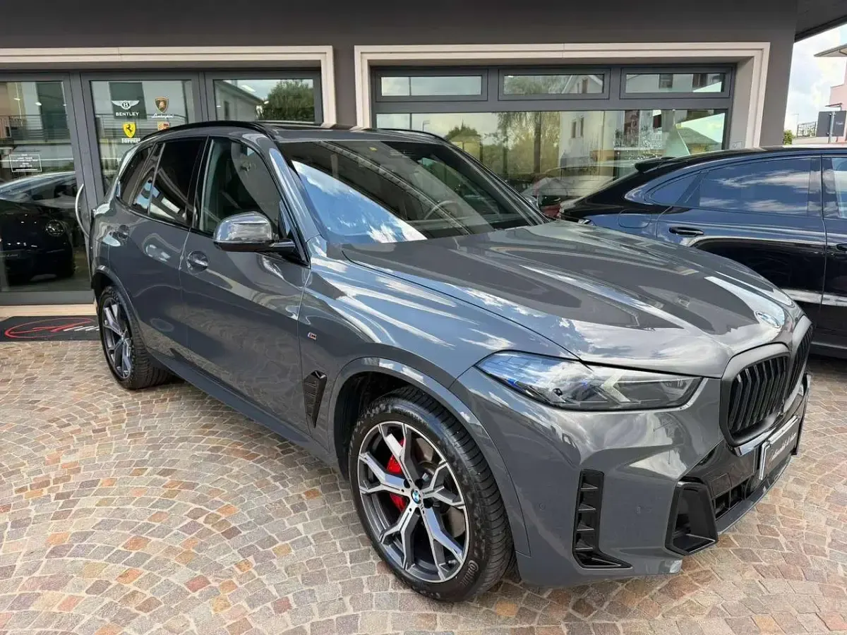 Usata BMW X5 M Sport 340 CV (250 kW) 2024 Dravitgrau metallizzato SUV