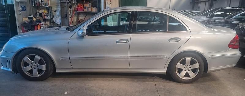 Usata Mercedes E270 Avantgarde 177 CV (130 kW) 2005 Argento Berlina