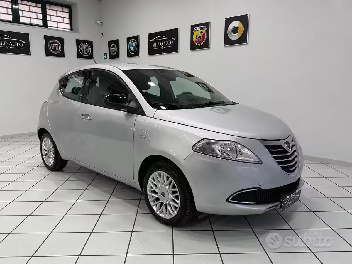 Usata Lancia Ypsilon Gold 69 CV (50 kW) 2015 Grigio Utilitaria