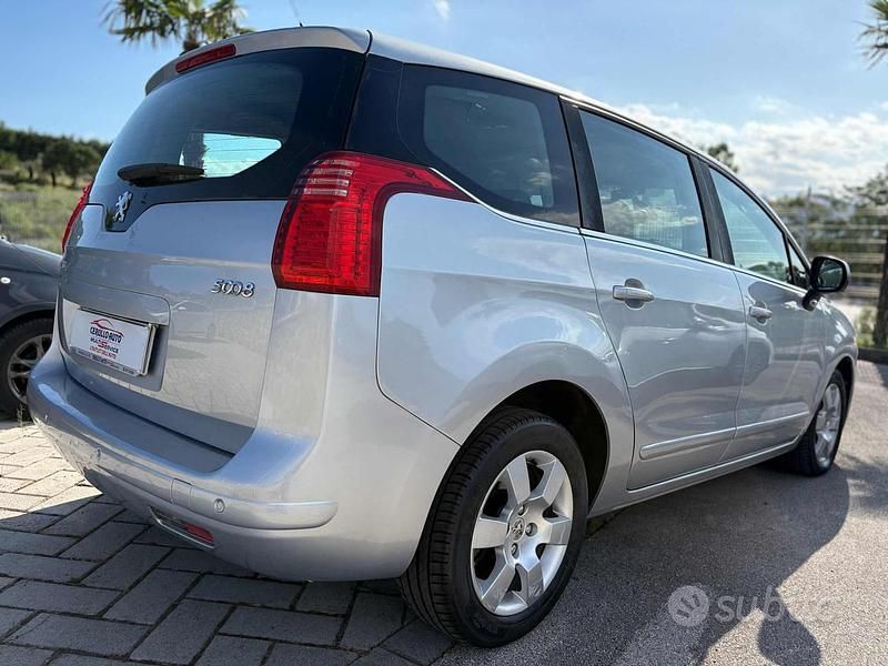 Usata Peugeot 5008 Business-Line 112 CV (82 kW) 2011 Grigio Monovolume