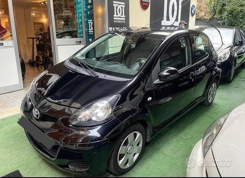 Nero Usata 2010 Toyota Aygo Due volumi | 3350 € (Super prezzo) - Immagine 1/4